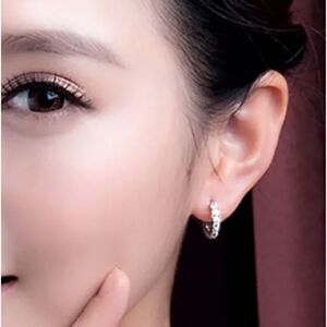 The Dainty Hoop Earring in 925 silver with cubic zirconia